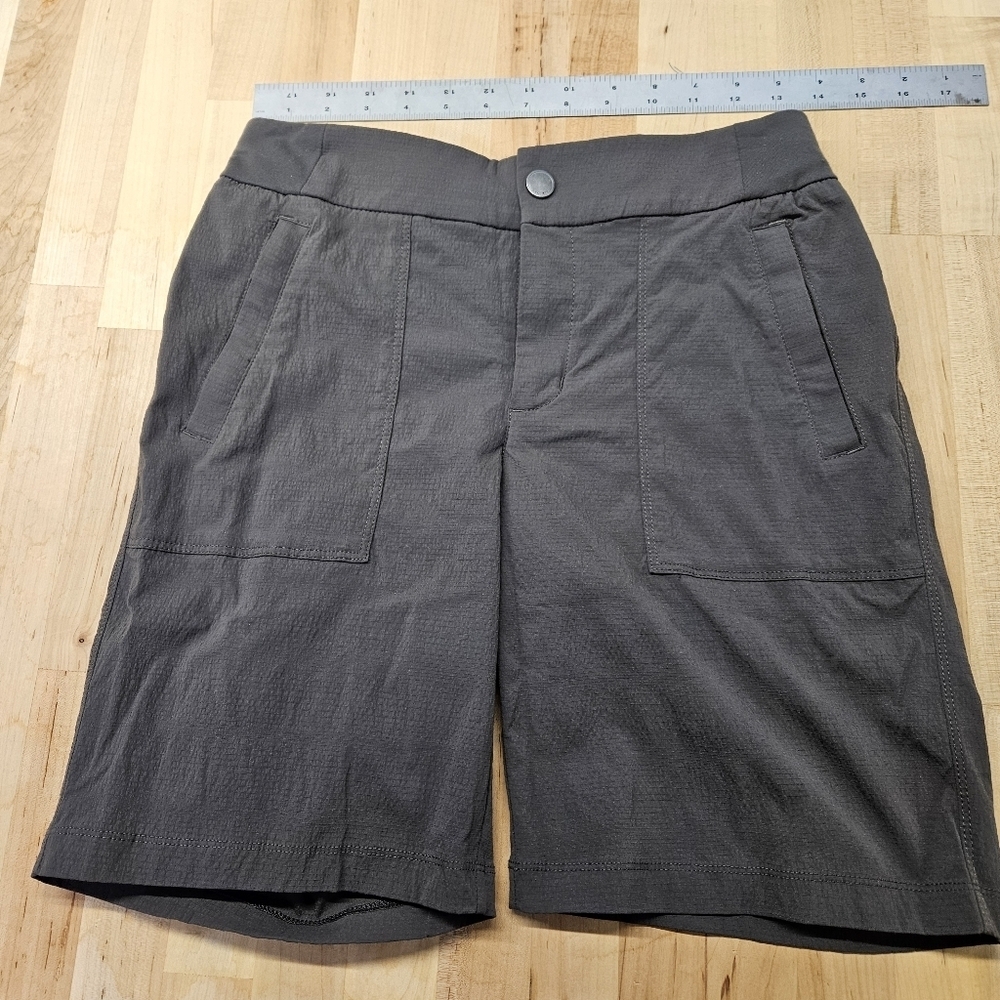 Athleta Trekkie Bermuda 2.0 Shorts Women's 2 Gray Zip Pocket Nylon 8.5" Inseam